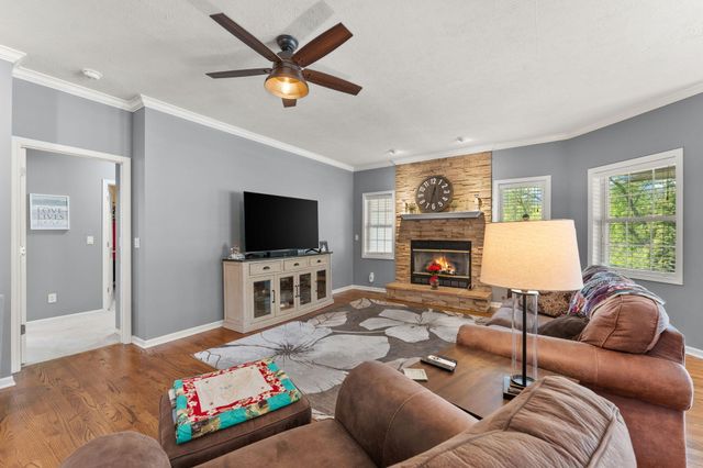 889 Clearwater Cove W, Crown Point, IN 46307