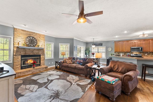 889 Clearwater Cove W, Crown Point, IN 46307