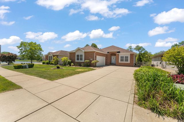 889 Clearwater Cove W, Crown Point, IN 46307