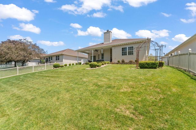 889 Clearwater Cove W, Crown Point, IN 46307