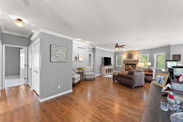 889 Clearwater Cove W, Crown Point, IN 46307