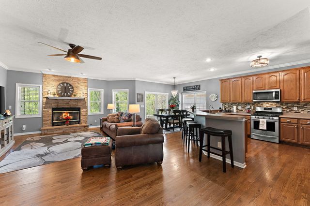 889 Clearwater Cove W, Crown Point, IN 46307