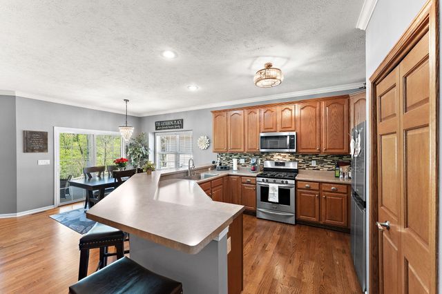 889 Clearwater Cove W, Crown Point, IN 46307