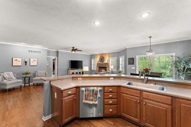 889 Clearwater Cove W, Crown Point, IN 46307