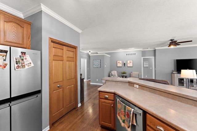 889 Clearwater Cove W, Crown Point, IN 46307