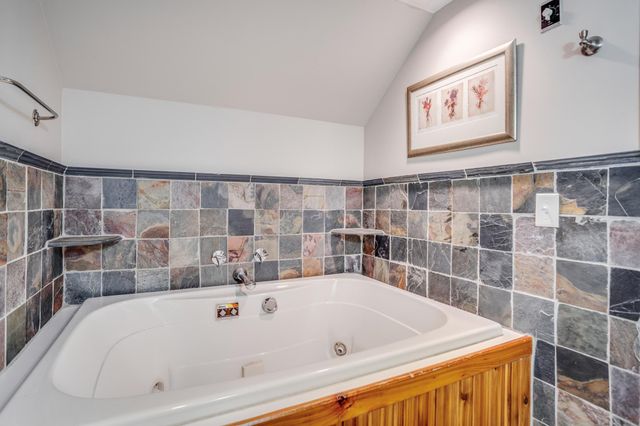1395 Farmdale Road, Mendota Heights, MN 55118