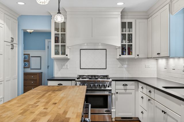 38 Forest Hills Road, Lake Bluff, IL 60044