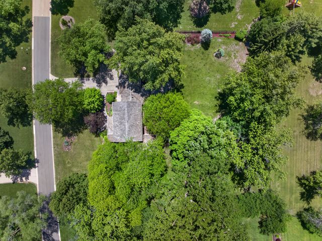 38 Forest Hills Road, Lake Bluff, IL 60044