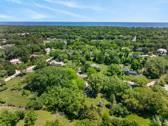 38 Forest Hills Road, Lake Bluff, IL 60044