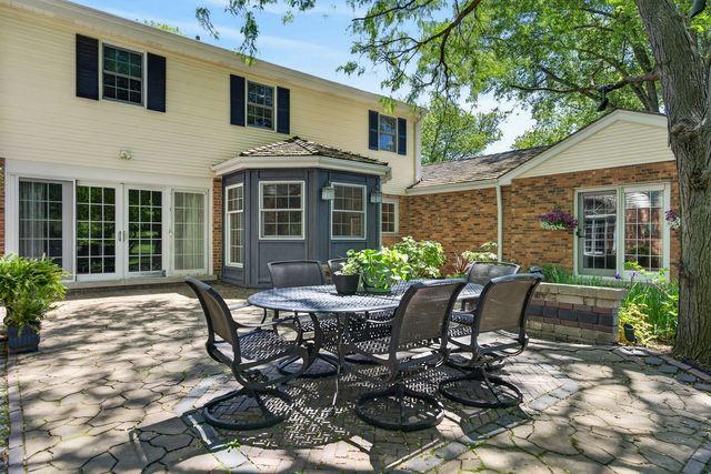 38 Forest Hills Road, Lake Bluff, IL 60044