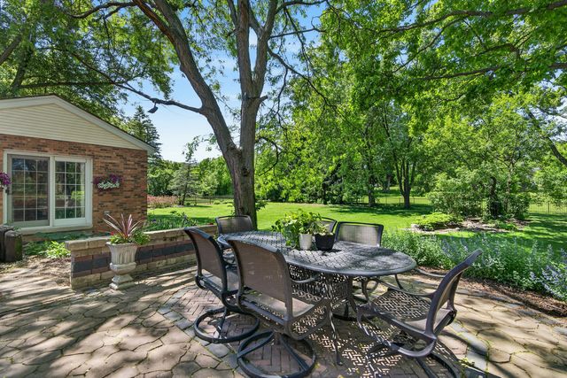 38 Forest Hills Road, Lake Bluff, IL 60044