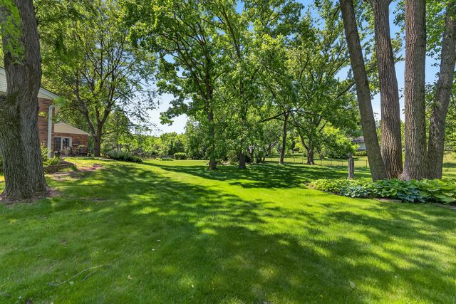38 Forest Hills Road, Lake Bluff, IL 60044