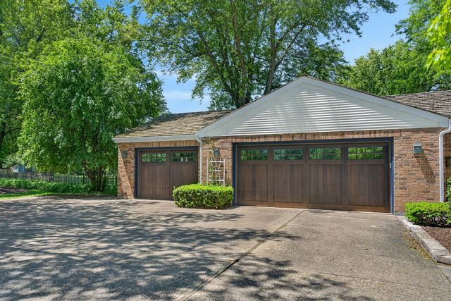 38 Forest Hills Road, Lake Bluff, IL 60044