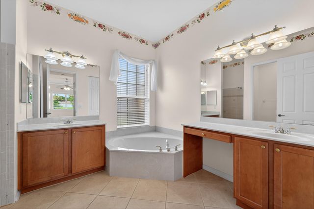 512 SW Lake Manatee Way, Port St Lucie, FL 34986