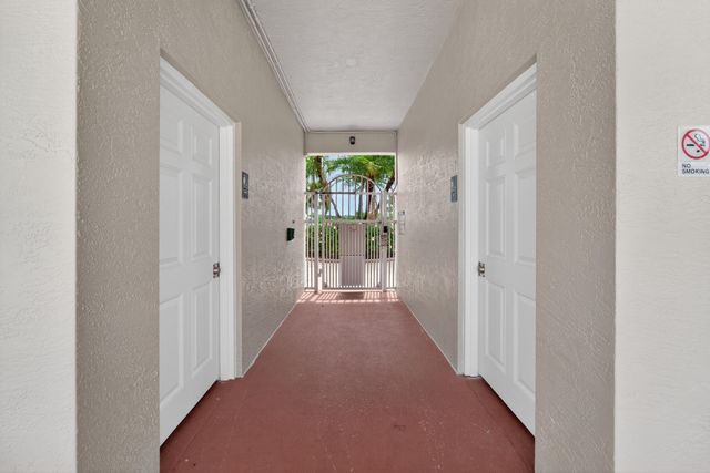 512 SW Lake Manatee Way, Port St Lucie, FL 34986