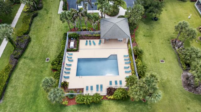 512 SW Lake Manatee Way, Port St Lucie, FL 34986