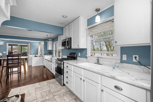 3213 S Shore Drive, Moline, IL 61265