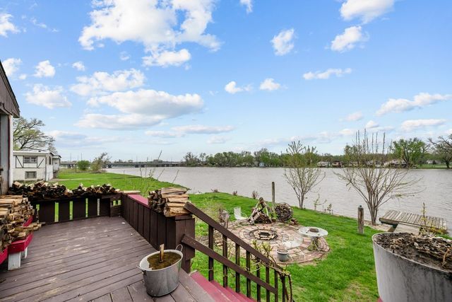3213 S Shore Drive, Moline, IL 61265