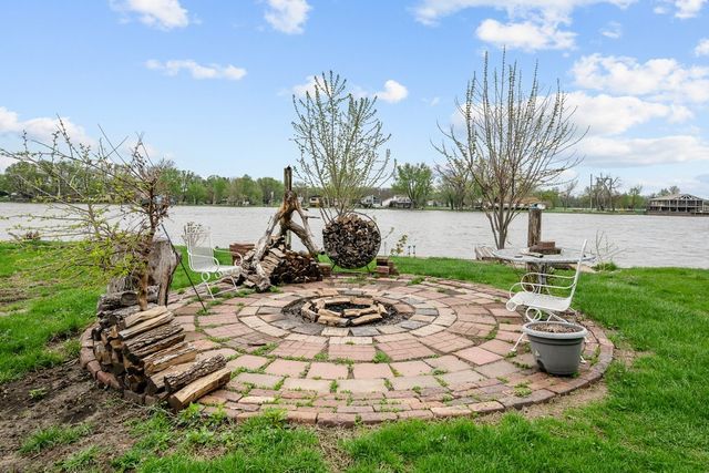 3213 S Shore Drive, Moline, IL 61265