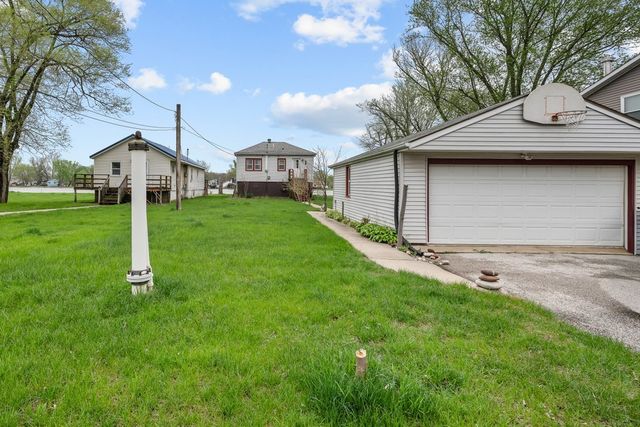 3213 S Shore Drive, Moline, IL 61265