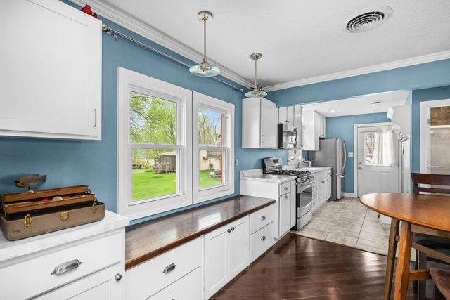 3213 S Shore Drive, Moline, IL 61265