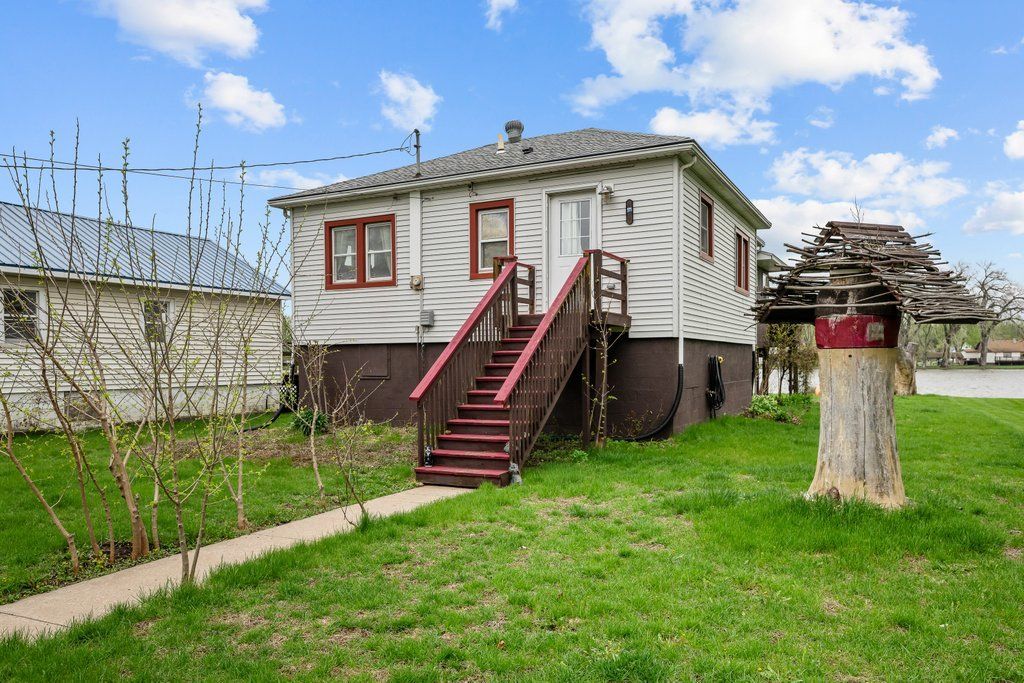 3213 S Shore Drive, Moline, IL 61265