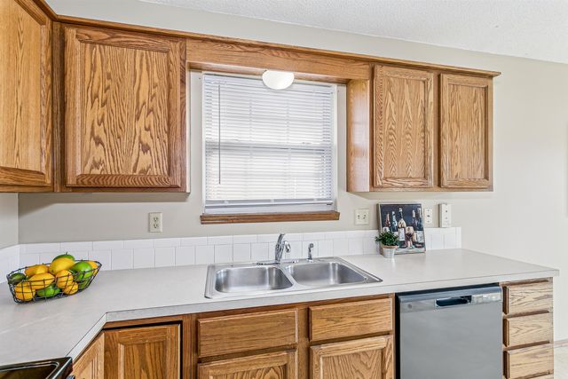 7401 E Brookview Cir, Wichita, KS 67226