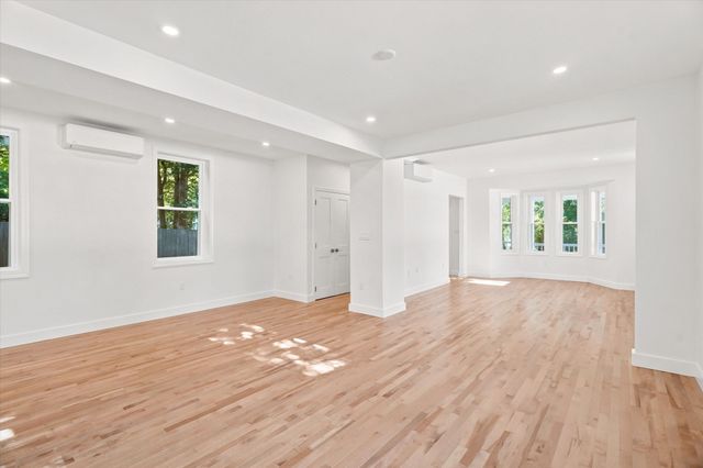 8 Wilmington Road, Burlington, MA 01803