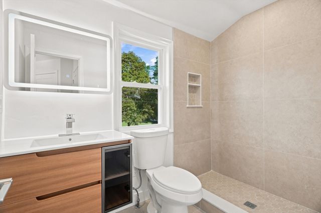 8 Wilmington Road, Burlington, MA 01803