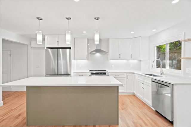 8 Wilmington Road, Burlington, MA 01803