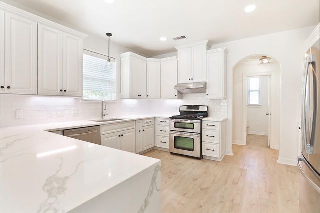 979 W 43rd Street, Houston, TX 77018