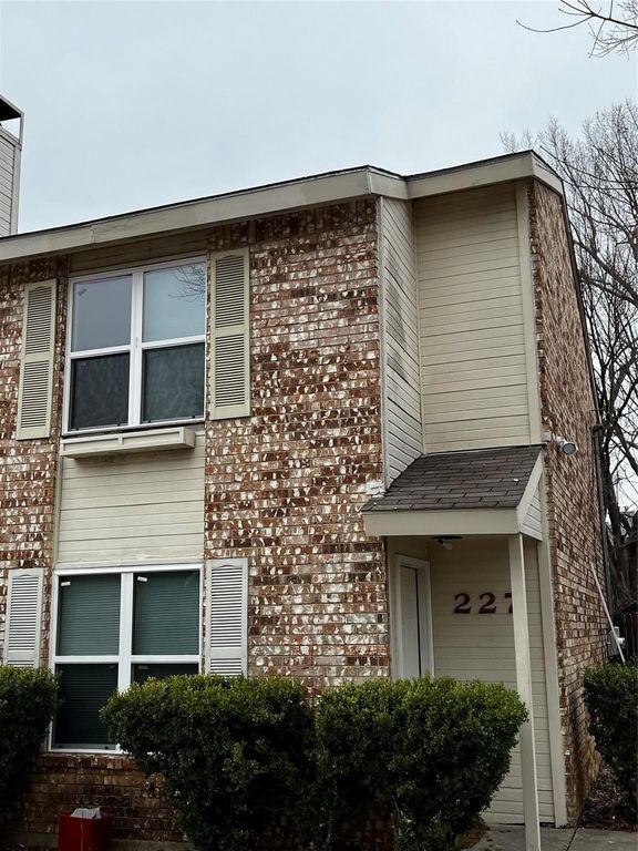 227 Country Bend Drive, Duncanville, TX 75137
