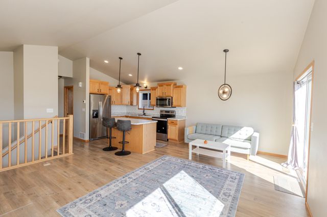 3299 Maple Leaf Loop S, Fargo, ND 58104