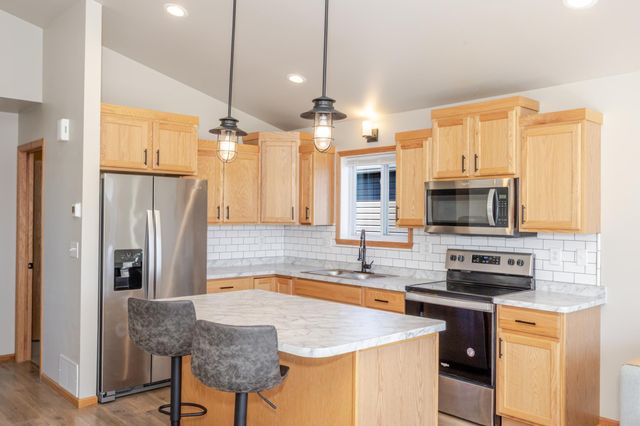 3299 Maple Leaf Loop S, Fargo, ND 58104
