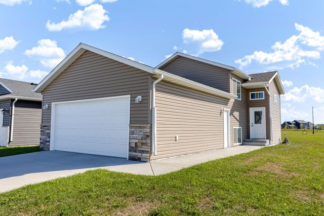 3299 Maple Leaf Loop S, Fargo, ND 58104