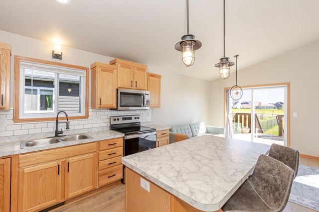 3299 Maple Leaf Loop S, Fargo, ND 58104