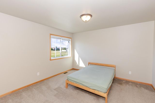 3299 Maple Leaf Loop S, Fargo, ND 58104