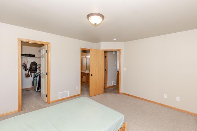3299 Maple Leaf Loop S, Fargo, ND 58104
