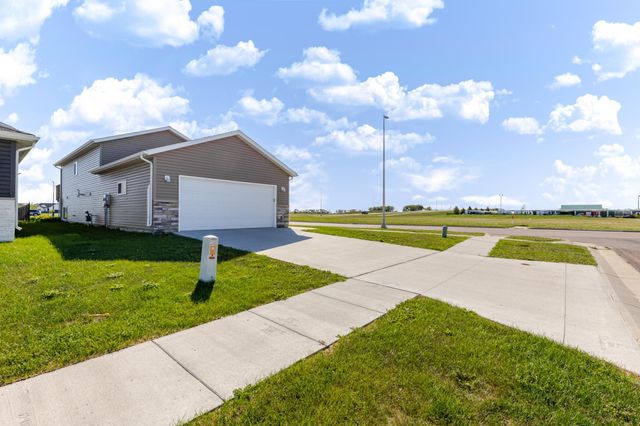 3299 Maple Leaf Loop S, Fargo, ND 58104