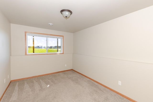 3299 Maple Leaf Loop S, Fargo, ND 58104