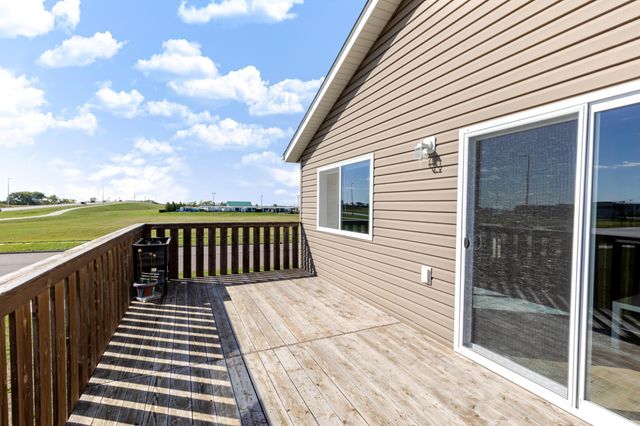 3299 Maple Leaf Loop S, Fargo, ND 58104