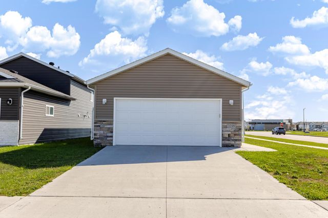 3299 Maple Leaf Loop S, Fargo, ND 58104