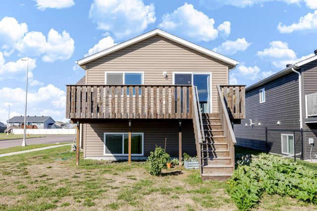 3299 Maple Leaf Loop S, Fargo, ND 58104