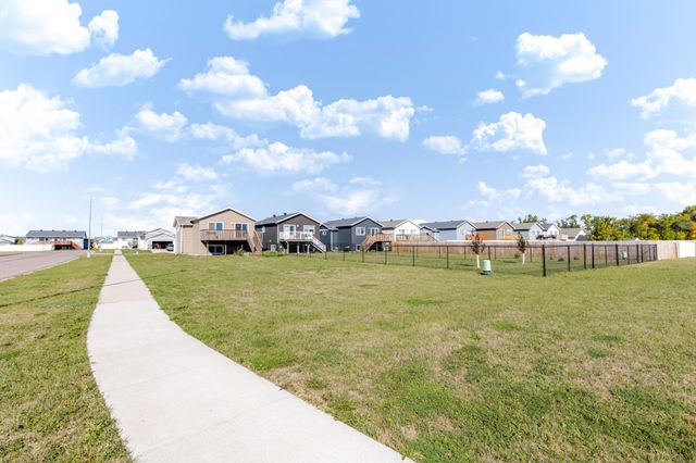 3299 Maple Leaf Loop S, Fargo, ND 58104