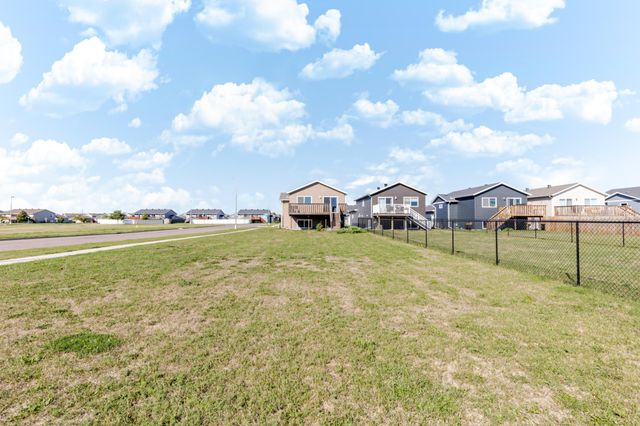 3299 Maple Leaf Loop S, Fargo, ND 58104