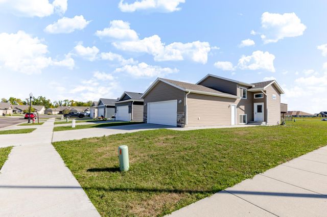 3299 Maple Leaf Loop S, Fargo, ND 58104