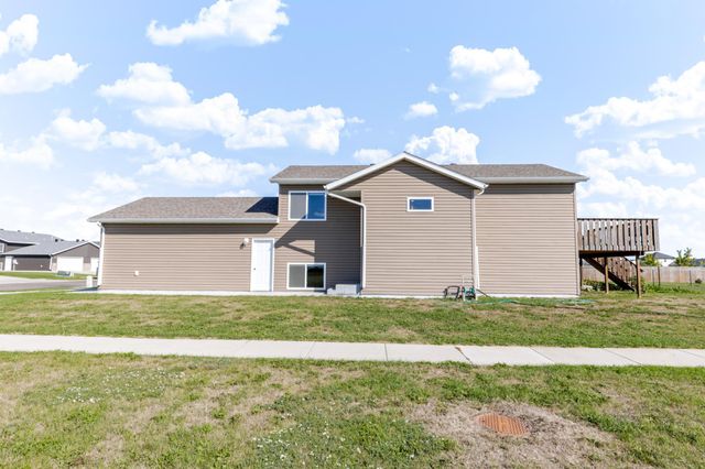 3299 Maple Leaf Loop S, Fargo, ND 58104