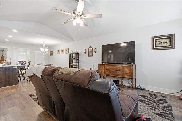 896 S Snyder Springs Loop, Watts, OK 74964