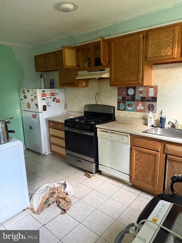 13 WALNUT ST, Marcus Hook, PA 19061