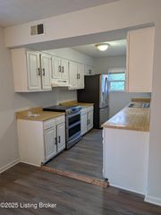 3224 Springfield Dr, Louisville, KY 40214